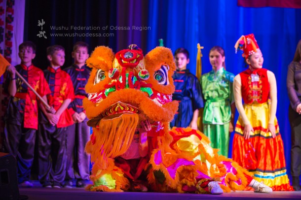 Волшебный лев на выступлении 68 лет КНР в Одессе