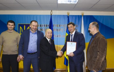 Заместитель Министра Ярослав Войтович вручает памятный диплом Президенту Всеукринской Ассоцивции традиций и культуры Китая Му Юйчуню. На фотографии - Ярослав Мудрый - государственный тренер Министерства, Вадим Стеценко – начальник Департамента неолимпийских видов спорта, Му Юйчунь известный мастер боевых искусств, Ярослав Войтович – Заместитель Министра молодежи и спорта, Владимир Бульба – советник Министра.