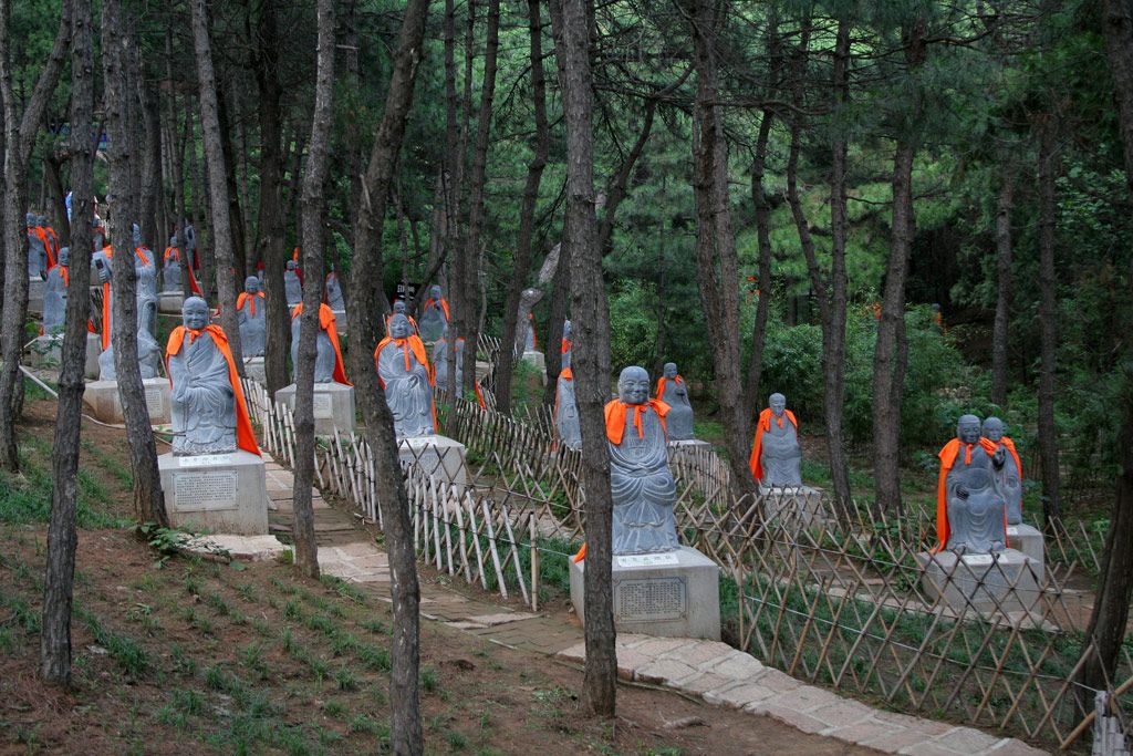 Каменные статуи в Монастыре Красных Улиток под Пекином