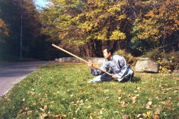 Му Юйчунь с гунем - традиционной палкой