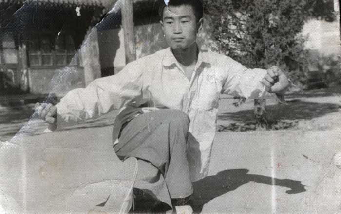 Му Юйчунь выполняет приседания на одной ноге. Пекин. Китай. 1965 год.