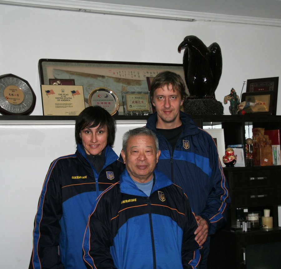 Master Wu Bin in his home with Zulfiya Khazheyeva and Vladimir Fedortsov. Beijing. China.